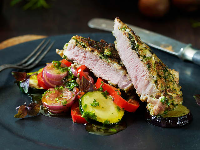 Panerte lammekoteletter med grønnsaker