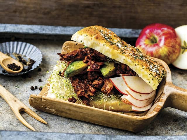 Vegetarsandwich med marinerte epler og avokado