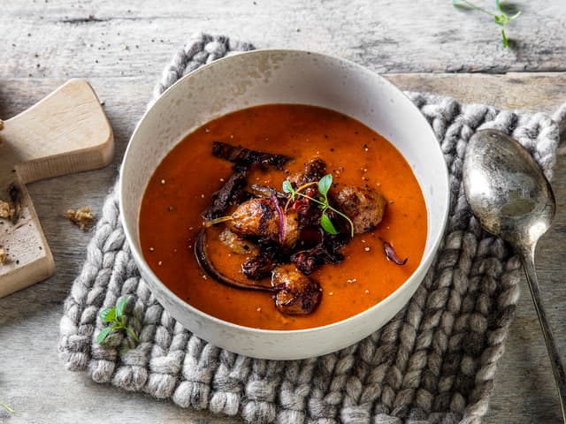 Meksikansk tomatsuppe med chorizo og rødløk