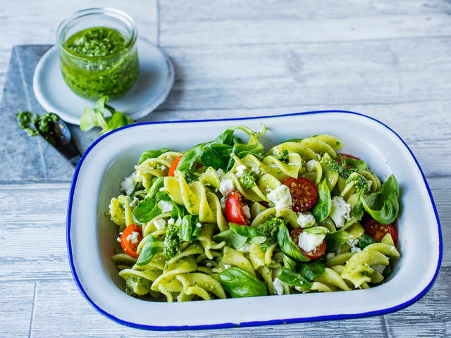 Pastasalat med tomat og basilikum