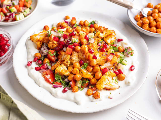 Sprø kikerter og blomkål med tzatziki