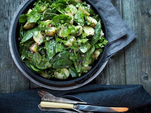 Lun potetsalat med babyspinat, rødløk og urter