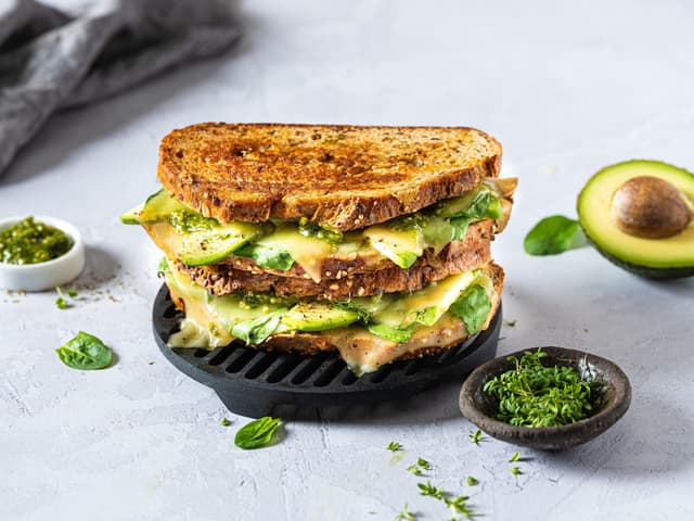 Saftig ostesmørbrød med Norvegia Lett, pesto og avokado
