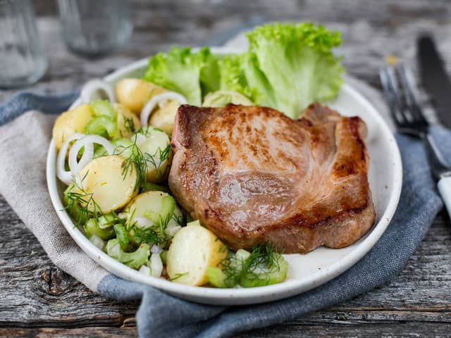 Svinekoteletter med lun fransk potetsalat