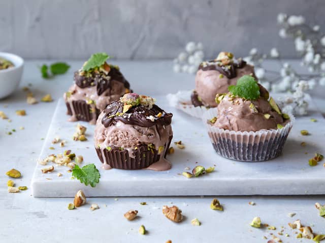 Muffins av iskrem med sjokoladetopping