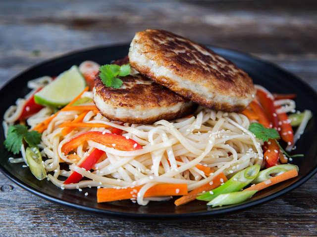 Fiskekaker med nudelsalat