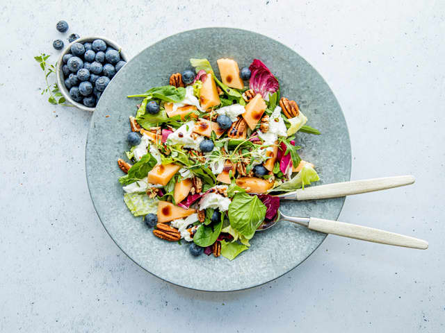 Fristende salat med melon og bær