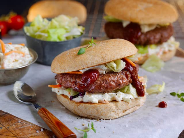 Enkel hamburger med coleslaw