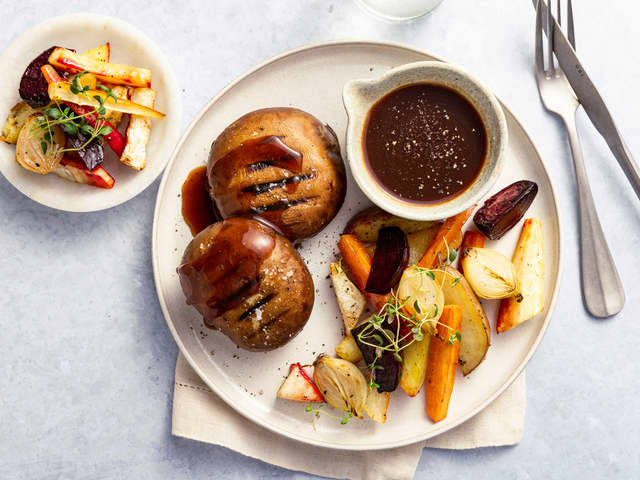 Portobellobiff med bakte poteter og rotgrønnsaker