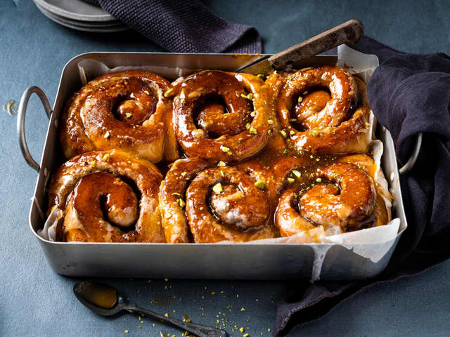 Sticky buns med karamellsaus