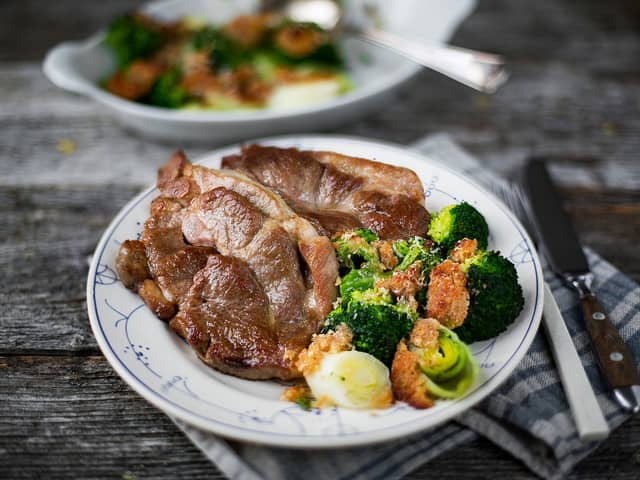 Nakkekoteletter med gratinert brokkoli og purre