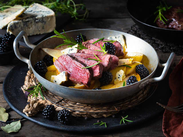 Ovnsbakt reinsdyrfilet med Selbu Blå og pære