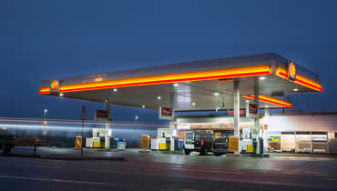 Shell-stasjon i skumringen
