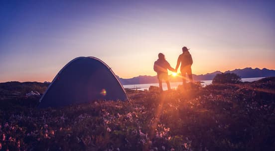 To personer på telttur i vakre omgivelser