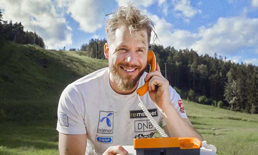 Kjetil Jansrud som snakker i telefonen på en gresslette