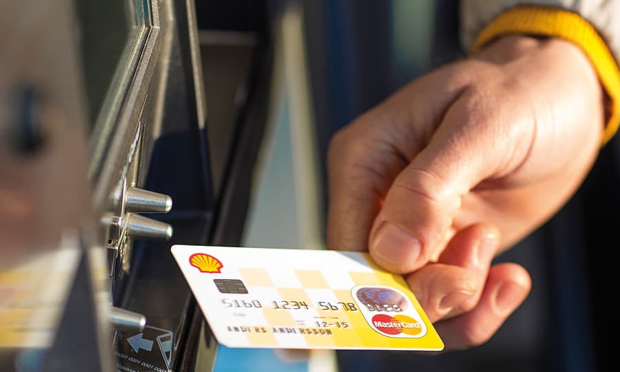 Håns dom stikker Shell MasterCard inn i minibank