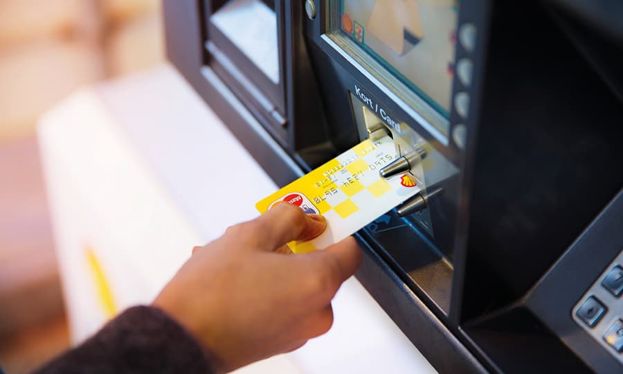 Håns dom stikker Shell MasterCard inn i minibank