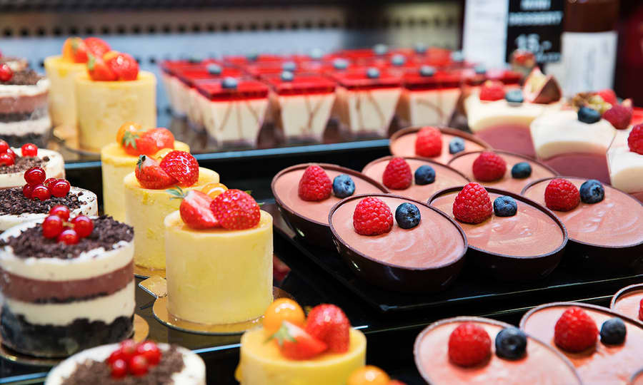 Disk med forfriskende desserter i regnbuens farger