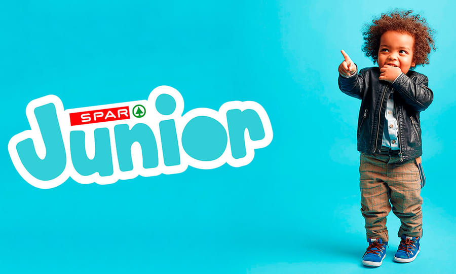 Liten gutt med en hånd i munnen og logo av SPAR junior