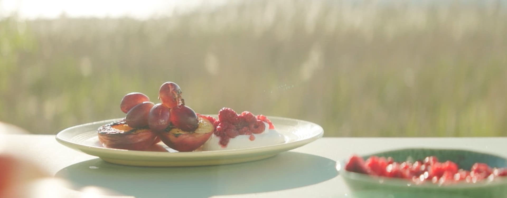 Grillet frukt med honningkrem og frosne bringebær