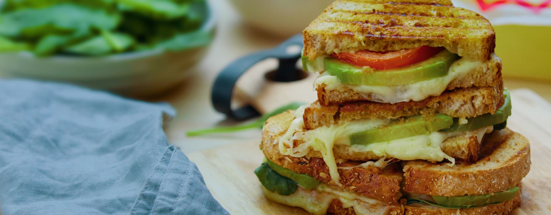 Grønn avokadotoast med spinat og tomat