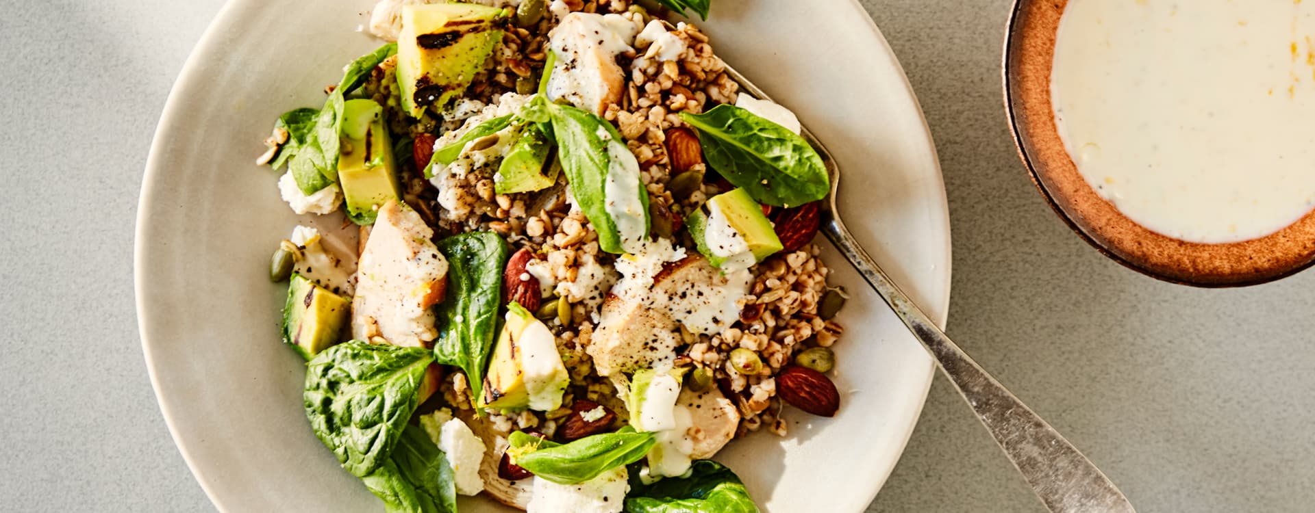 Byggrynsalat med kylling og grillet avokado