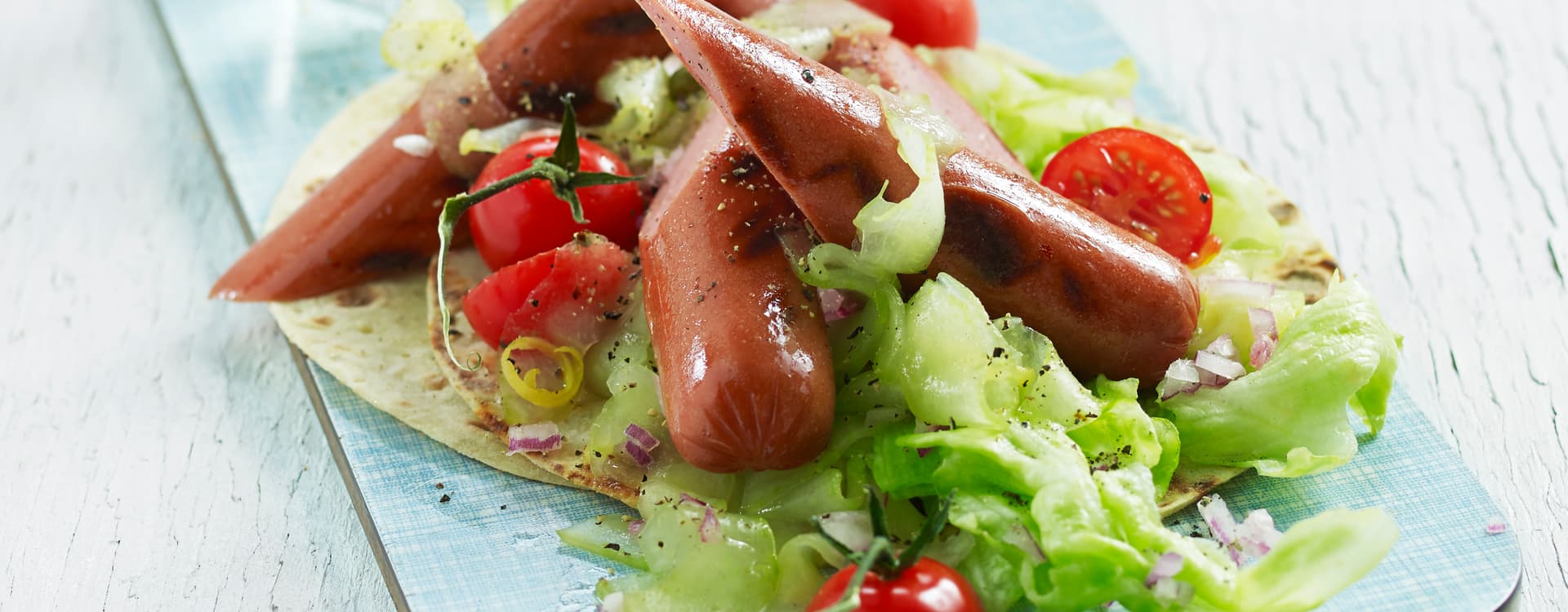 Grillet kyllingpølse med agurksalsa og brød