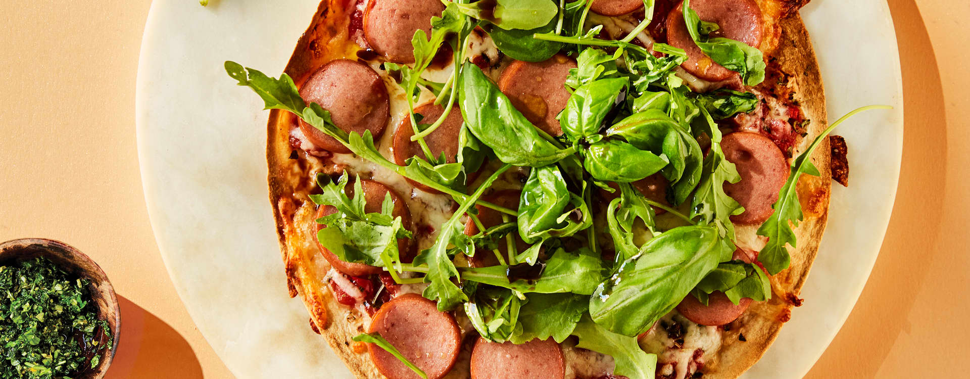 Tortillapizza med kjøttpølser