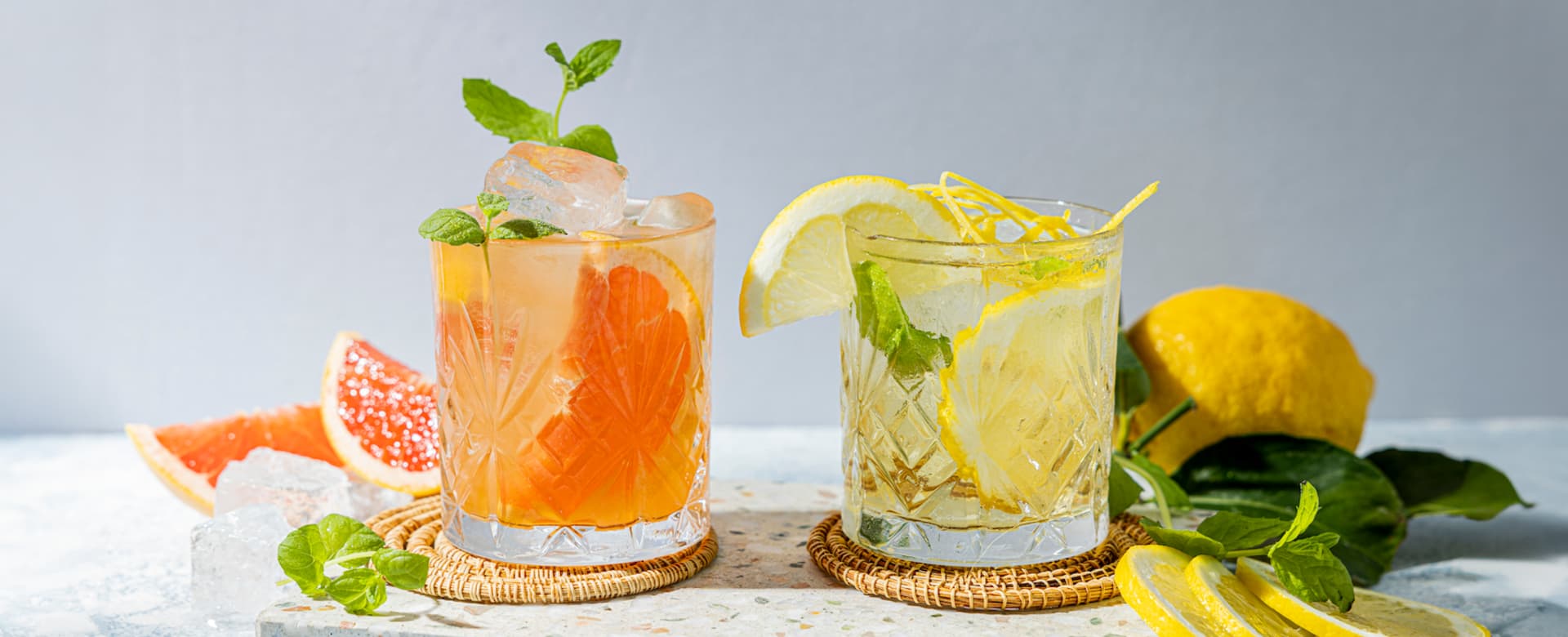 Radler grapefrukt og radler lemon i glass pyntet med urter