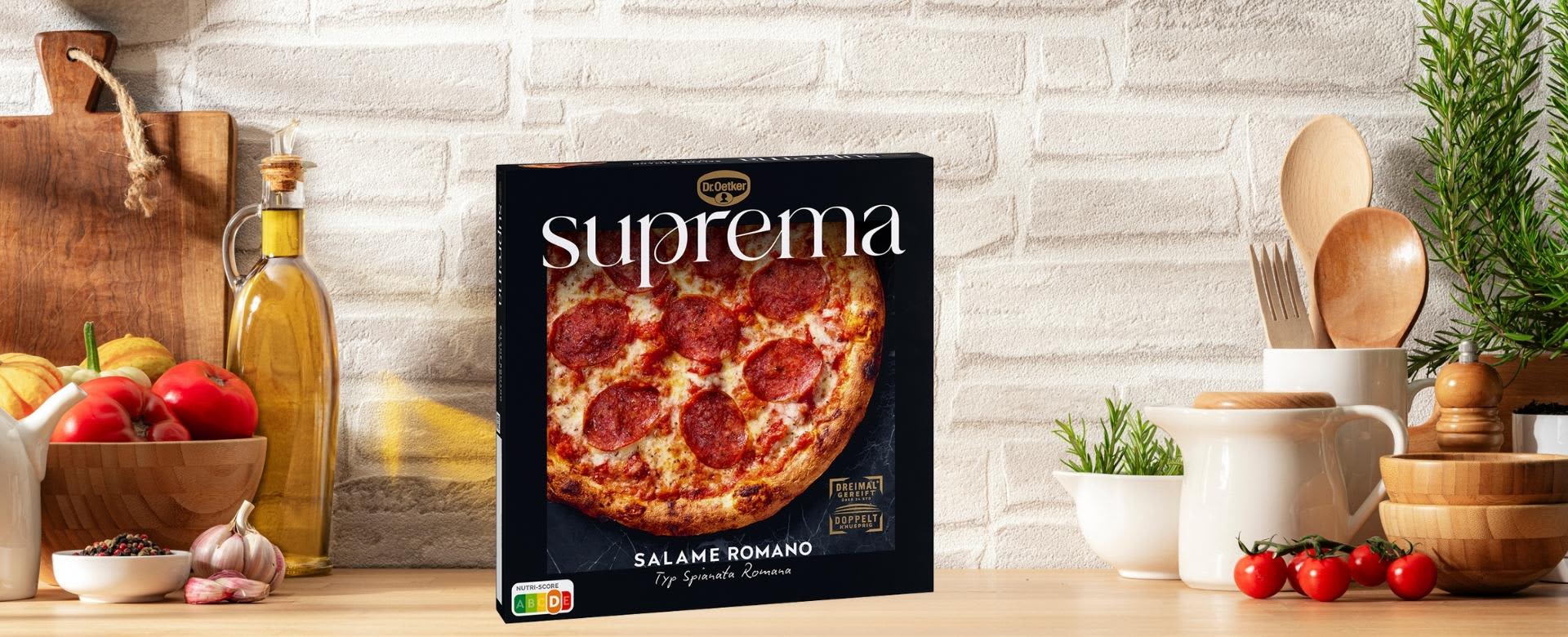 Produktbilde av frossenpizza Suprema Salame Romano fra Dr. Oetker på et rustikt kjøkken.