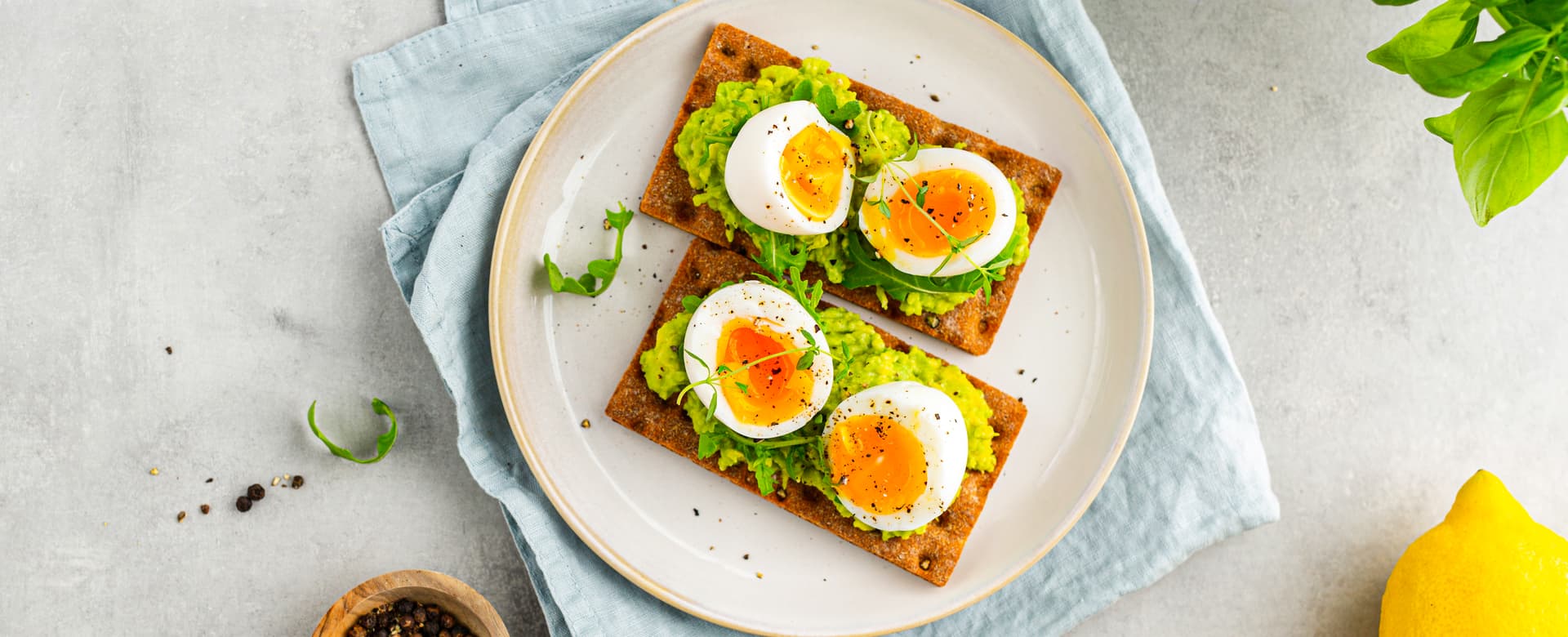Knekkebrød med avokado og egg.