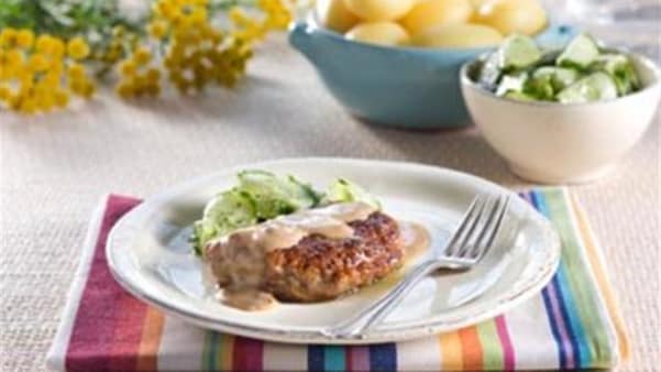Karbonader med agurksalat Karbonader med agurksalat