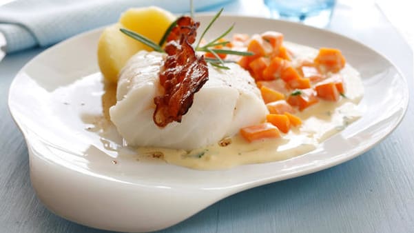 Kokt torsk med gulrotstuing og bacon Kokt torsk med gulrotstuing og bacon