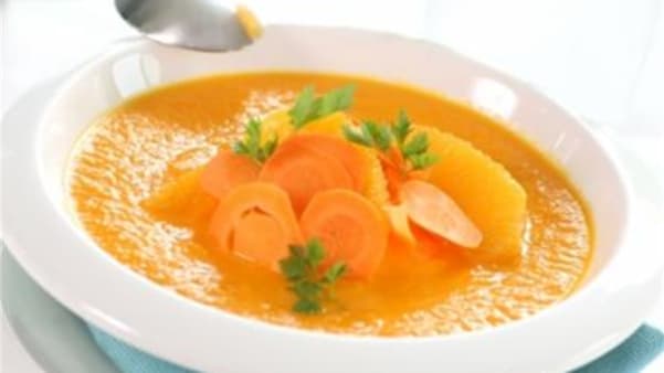 Gulrotsuppe med sjalottløk og appelsin Gulrotsuppe med sjalottløk og appelsin