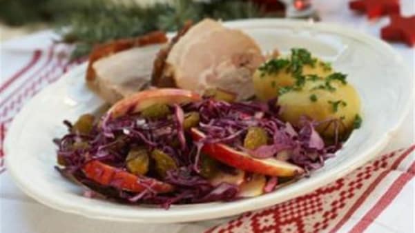 Rødkålsalat med rosiner og epler Rødkålsalat med rosiner og epler