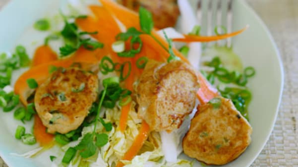 Grove fiskekaker med asiatisk kålsalat Grove fiskekaker med asiatisk kålsalat