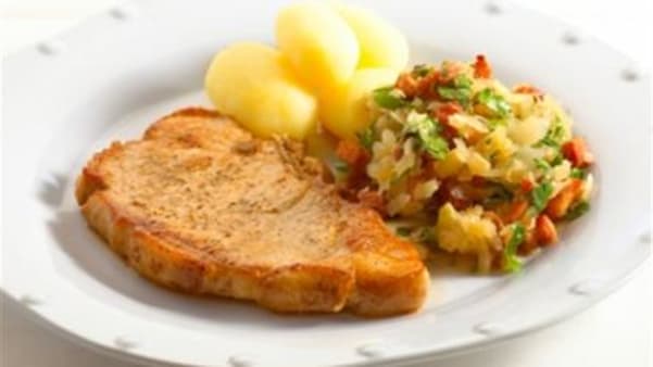 Koteletter med surkål, bacon og persille Koteletter med surkål, bacon og persille