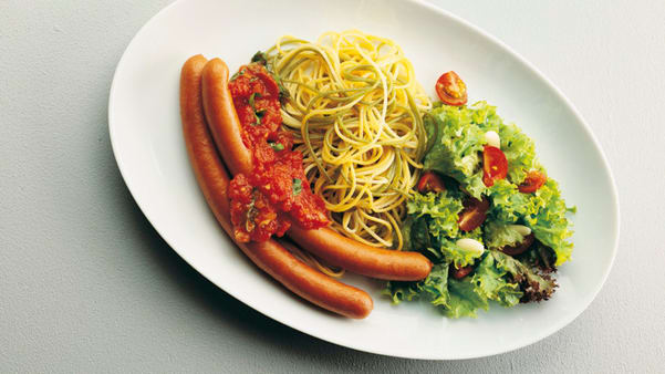 Pølser og spagetti med pizzaiola Pølser og spagetti med pizzaiola