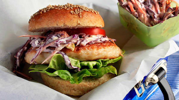 Fiskeburger med coleslaw Fiskeburger med coleslaw