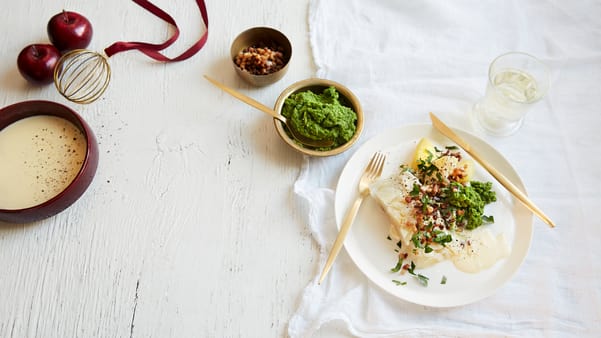 Lutefisk med ertepuré og hvit saus Lutefisk med ertepuré og hvit saus