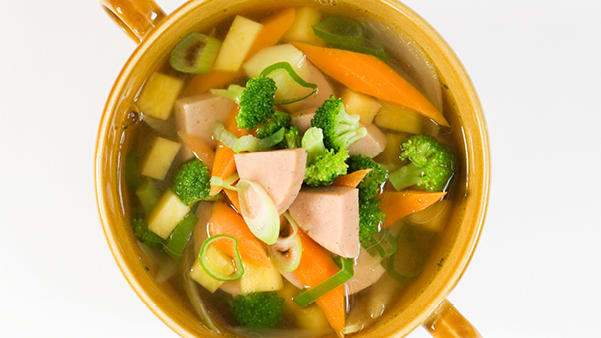 Grønnsaksuppe med pølse Grønnsaksuppe med pølse