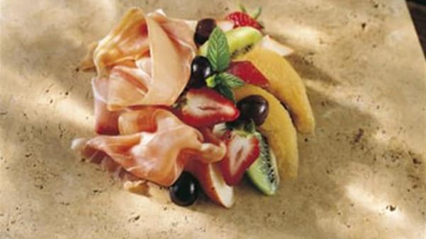 Salat med spekeskinke og tropiske frukter Salat med spekeskinke og tropiske frukter