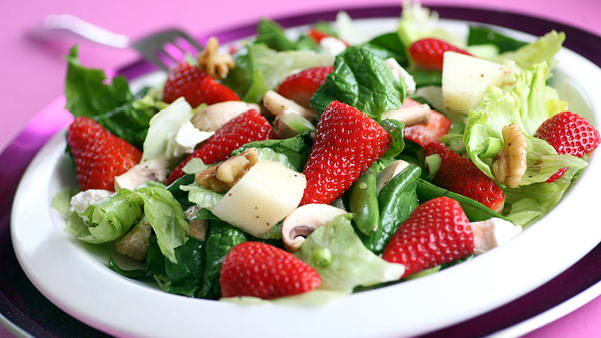 Jordbærsalat med honningvinaigrette Jordbærsalat med honningvinaigrette