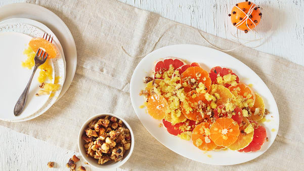Sitrus-salat med appelsingranité og nøtter Sitrus-salat med appelsingranité og nøtter