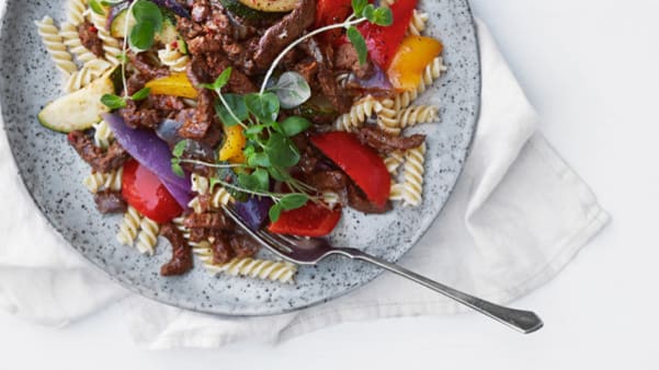 Spicy biffsnadder med fargerike grønnsaker Spicy biffsnadder med fargerike grønnsaker