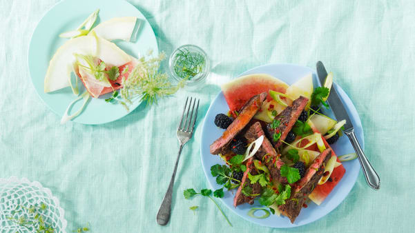 Biffsalat med melon og syrlige bjørnebær Biffsalat med melon og syrlige bjørnebær