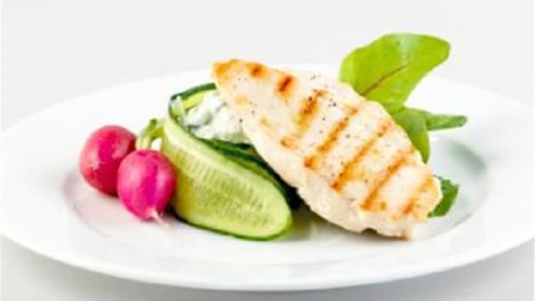Grillet kyllingfilet med agurksalat Grillet kyllingfilet med agurksalat