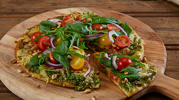 Pizza med pesto og salat Pizza med pesto og salat
