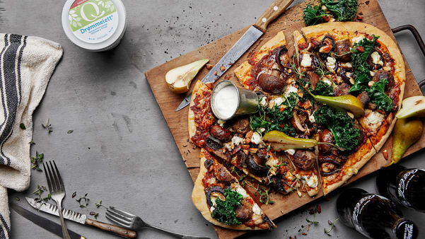 Pizza med kjøttboller, aromasopp og pære Pizza med kjøttboller, aromasopp og pære