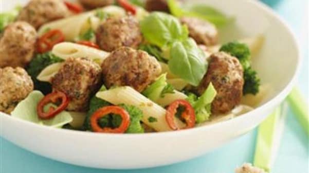 Kjøttboller med pasta Kjøttboller med pasta